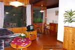 Wohnzimmer des rustikalen Holzbungalows im Reiterdorf Lüneburger Heide für 2 Personen